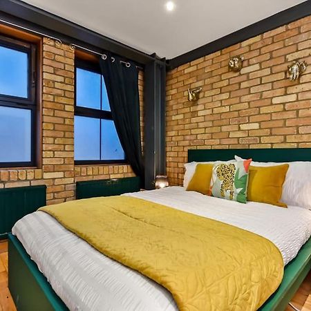 Spacious 2 Bed Urban Jungle Flat, Central Лондон Екстериор снимка