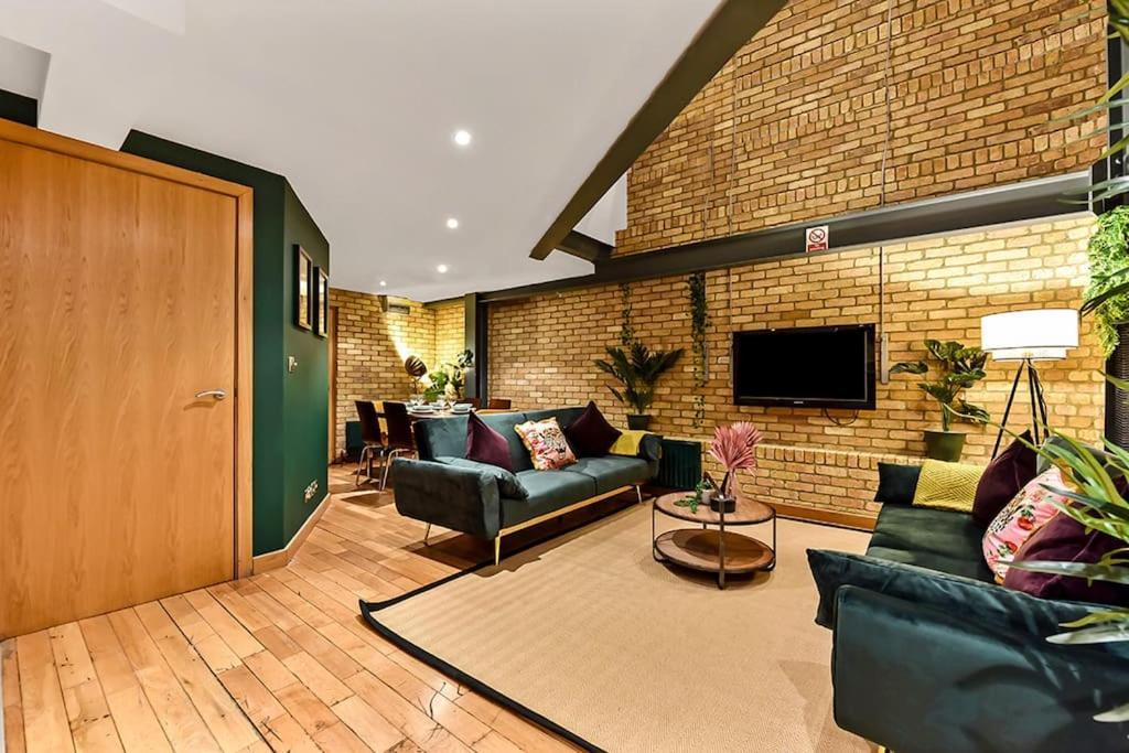 Spacious 2 Bed Urban Jungle Flat, Central Лондон Екстериор снимка