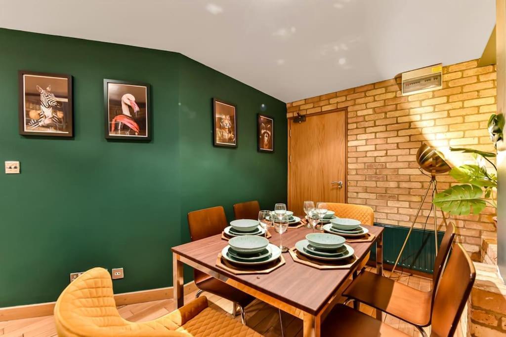 Spacious 2 Bed Urban Jungle Flat, Central Лондон Екстериор снимка