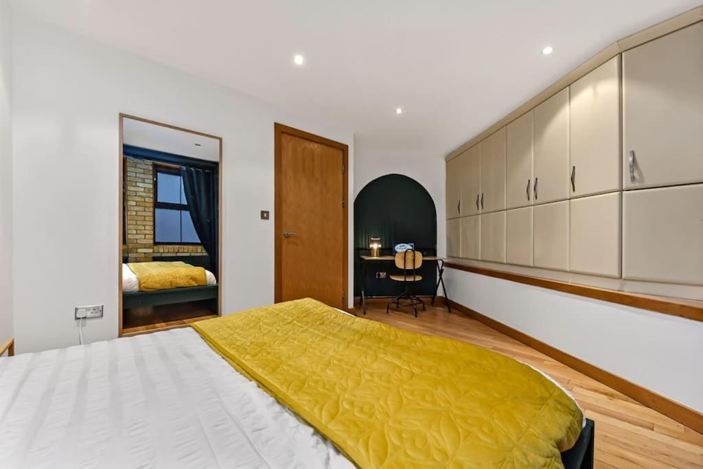 Spacious 2 Bed Urban Jungle Flat, Central Лондон Екстериор снимка