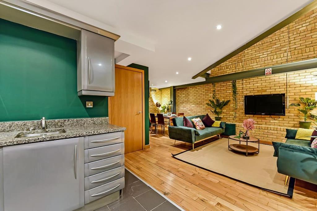 Spacious 2 Bed Urban Jungle Flat, Central Лондон Екстериор снимка