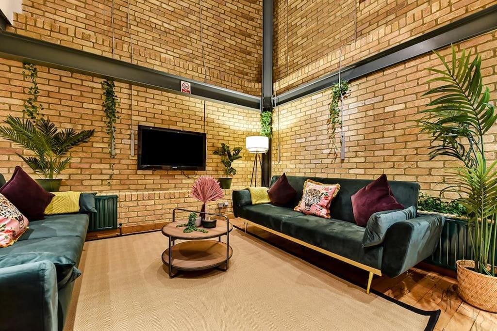 Spacious 2 Bed Urban Jungle Flat, Central Лондон Екстериор снимка