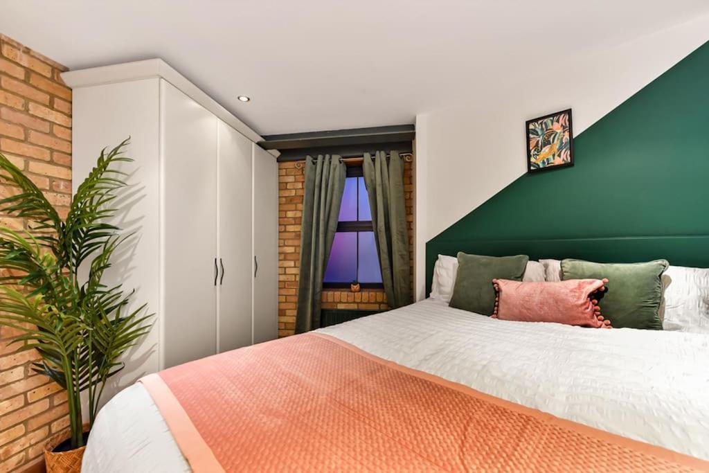 Spacious 2 Bed Urban Jungle Flat, Central Лондон Екстериор снимка