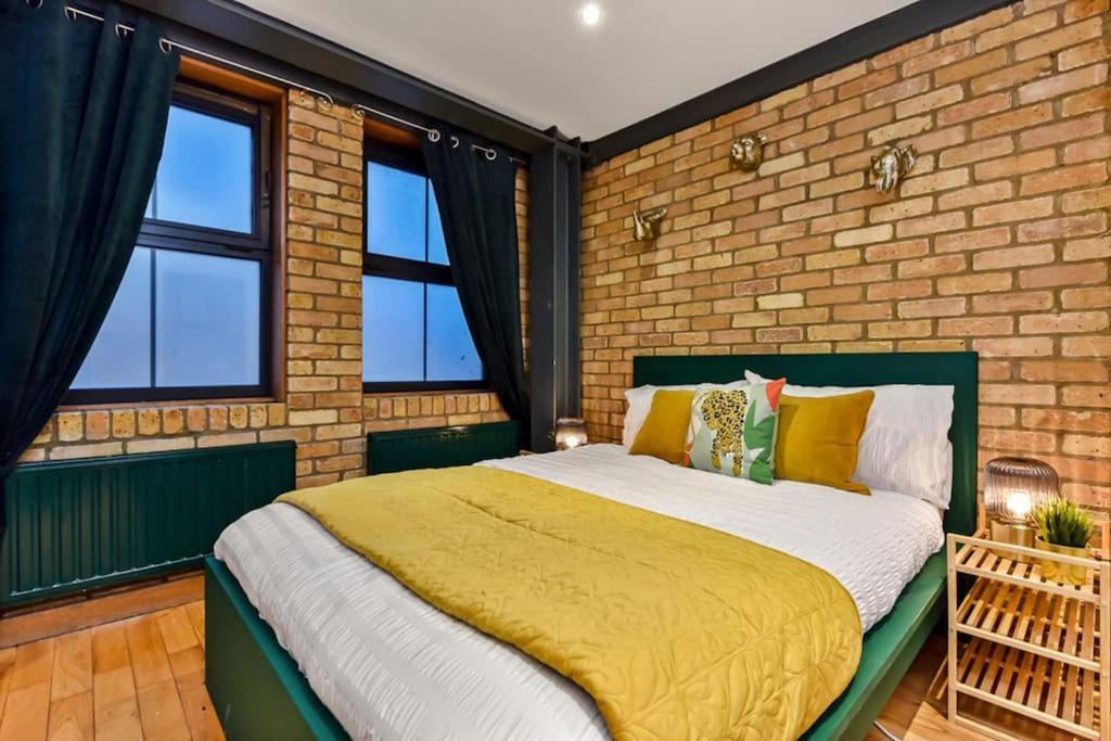 Spacious 2 Bed Urban Jungle Flat, Central Лондон Екстериор снимка
