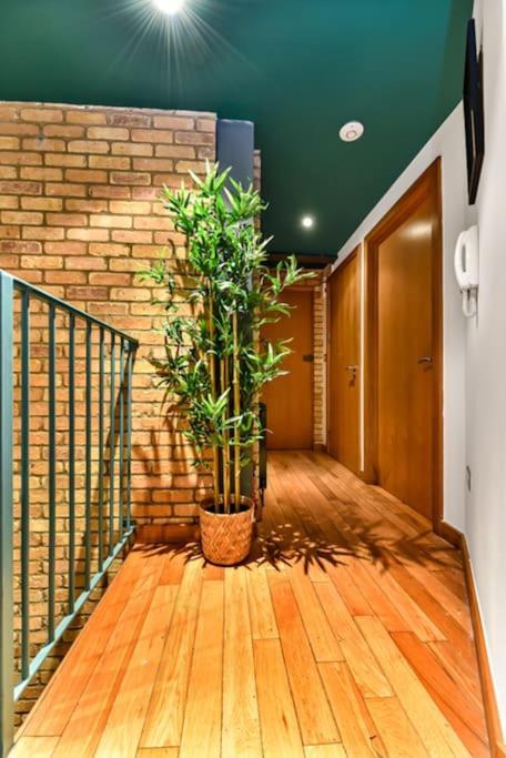 Spacious 2 Bed Urban Jungle Flat, Central Лондон Екстериор снимка