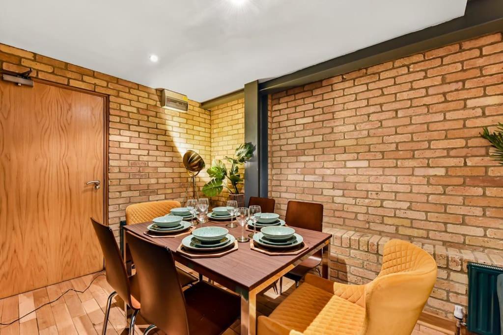 Spacious 2 Bed Urban Jungle Flat, Central Лондон Екстериор снимка