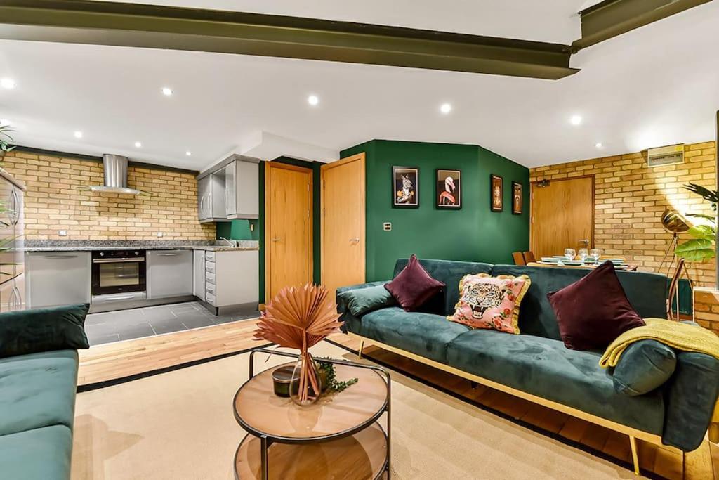 Spacious 2 Bed Urban Jungle Flat, Central Лондон Екстериор снимка
