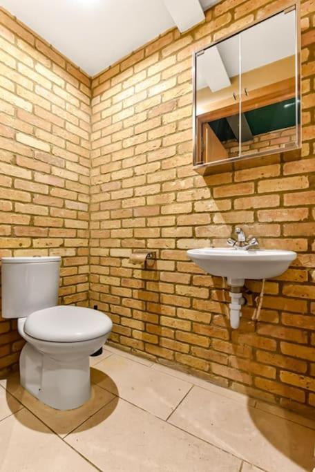 Spacious 2 Bed Urban Jungle Flat, Central Лондон Екстериор снимка