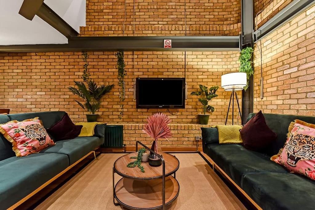 Spacious 2 Bed Urban Jungle Flat, Central Лондон Екстериор снимка