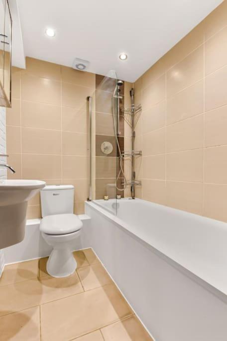 Spacious 2 Bed Urban Jungle Flat, Central Лондон Екстериор снимка