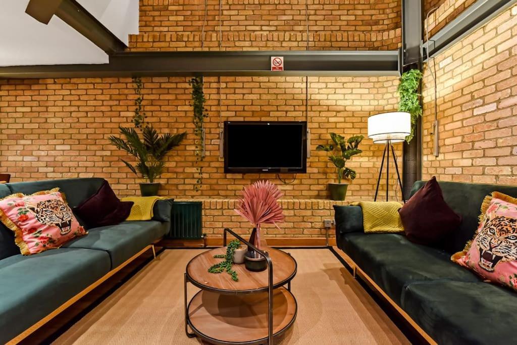 Spacious 2 Bed Urban Jungle Flat, Central Лондон Екстериор снимка