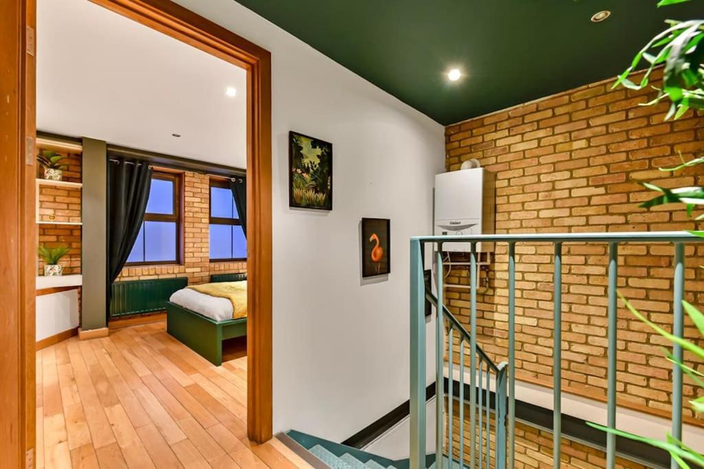Spacious 2 Bed Urban Jungle Flat, Central Лондон Екстериор снимка