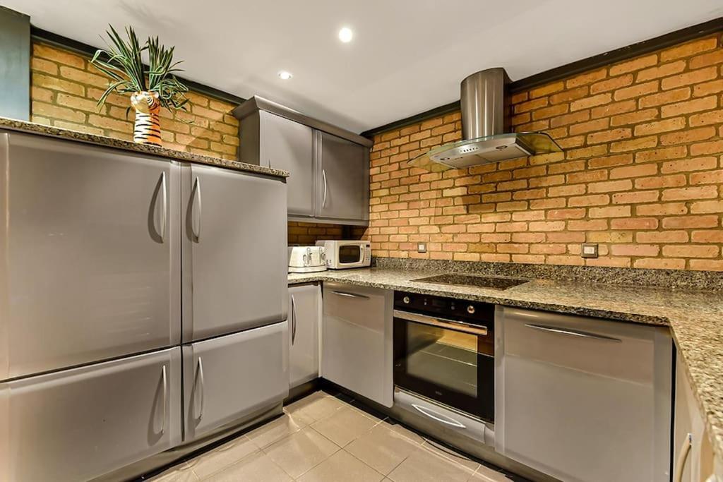 Spacious 2 Bed Urban Jungle Flat, Central Лондон Екстериор снимка
